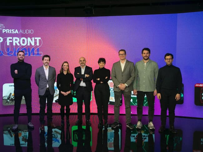 En el centro, Carlos Núñez, presidente de PRISA Media, y María Jesús Espinosa de los Monteros, directora general de PRISA Audio, con representantes en España de Spotify, Podimo, Google, Triton, la IAB y BMW
