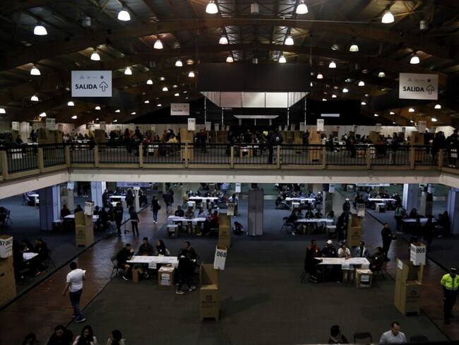 Bogotá. Octubre 29 de 2023. Miles de personas ejercen su derecho al voto en las instalaciones del Centro Internacional de negocios y eventos Corferias durante las elecciones regionales. (Colprensa - Lina Gasca)