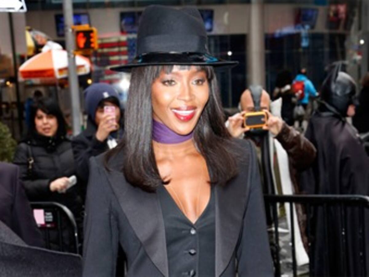 Versace decía que los pechos grandes dañaban sus diseños: Naomi Campbell