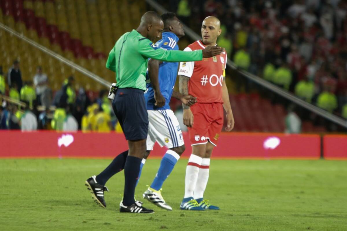 El árbitro Murillo durante el clásico capitalino