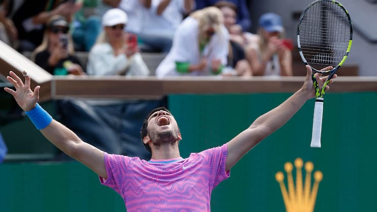 Indian Wells (United States), 17/03/2024.- Carlos Alcaraz of Spain reacts after winning match point to defeat Daniill Medvedev of Russia during the men&#039;Äôs finals at the BNP Paribas Open tennis tournament in Indian Wells, California, USA, 17 March 2024. (Tenis, Rusia, España) EFE/EPA/JOHN G. MABANGLO