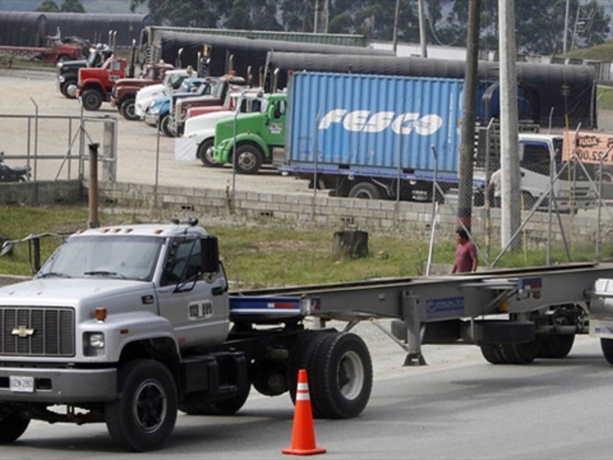Ministro de la Presidencia dirige reunión con camioneros