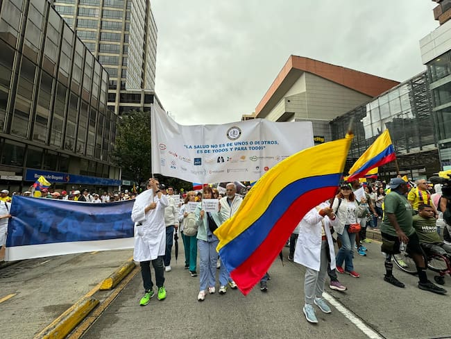 La marcha de las batas blancas protagonizó las manifestaciones de este domingo 21 de abril en Colombia - Caracol Radio
