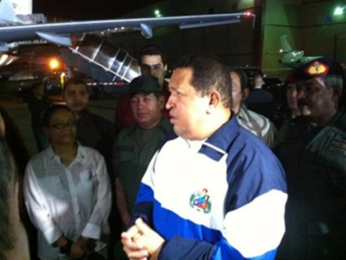 Chávez regresa a Venezuela tras once días de radioterapia en Cuba