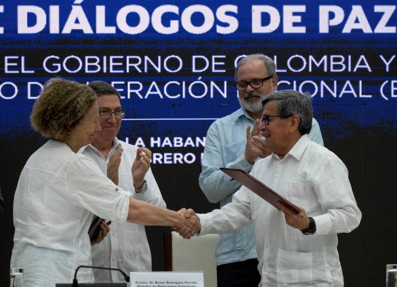 Vera Grabe (delegación Gobierno) y Pablo Beltrán (delegación ELN) | Foto: GettyImages