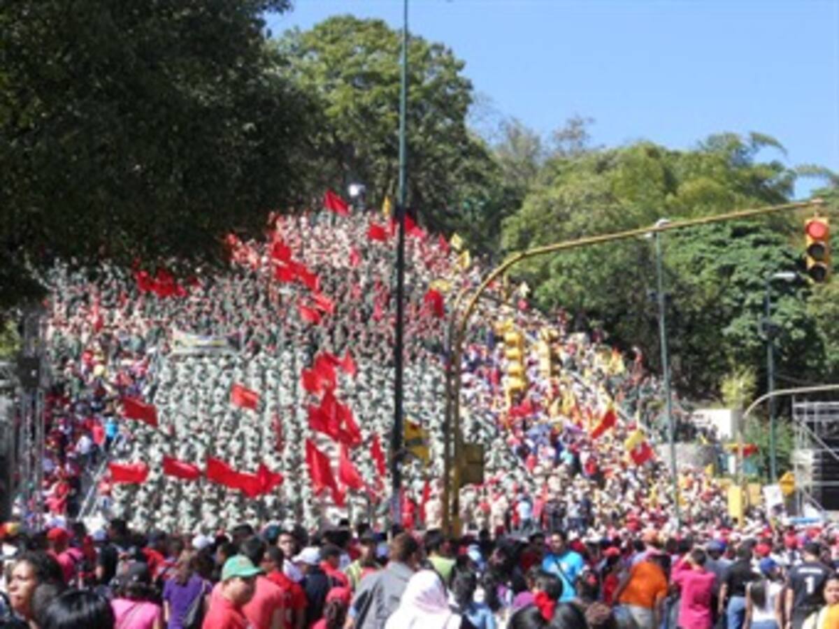 Maduro informó a Chávez sobre manifestaciones de apoyo que recibió el día de su posesión