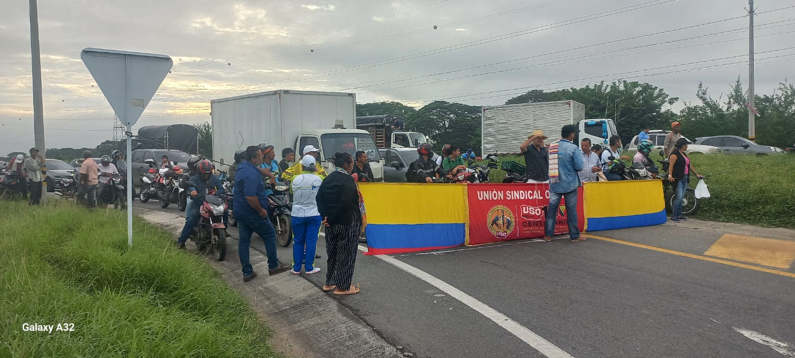 Cierre de vías Neiva-Juncal. Cortesía Comunidad.