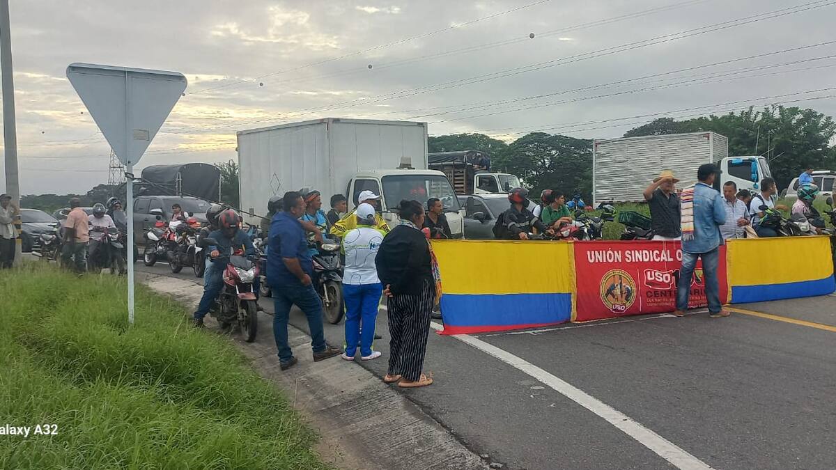 Más de 300 habitantes realizan cierre de vía la Neiva-Juncal