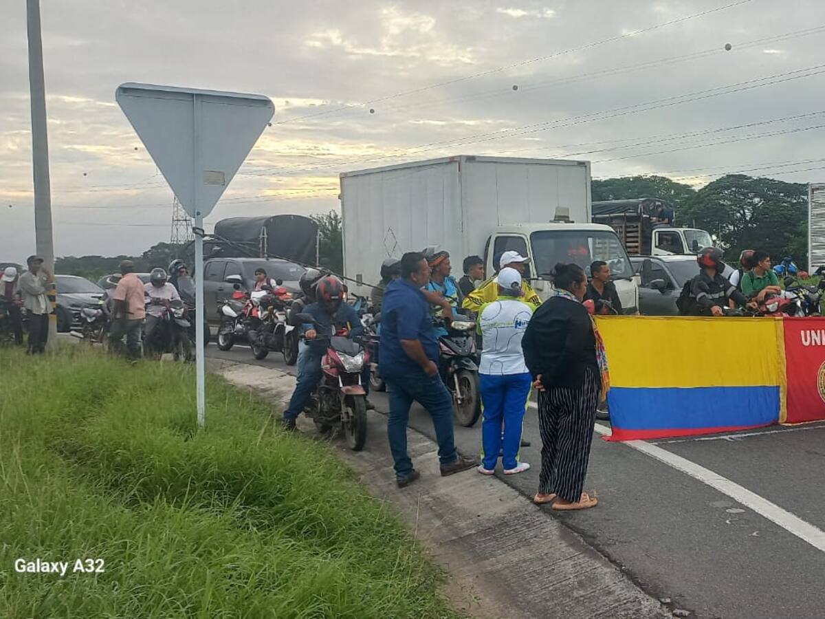 Más de 300 habitantes realizan cierre de vía la Neiva-Juncal