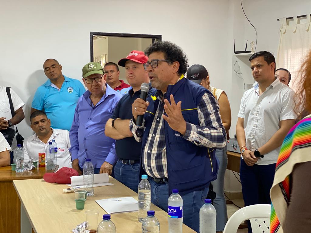 Javier Pava, director de la UNGRD, en una reunión con los mojaneros.