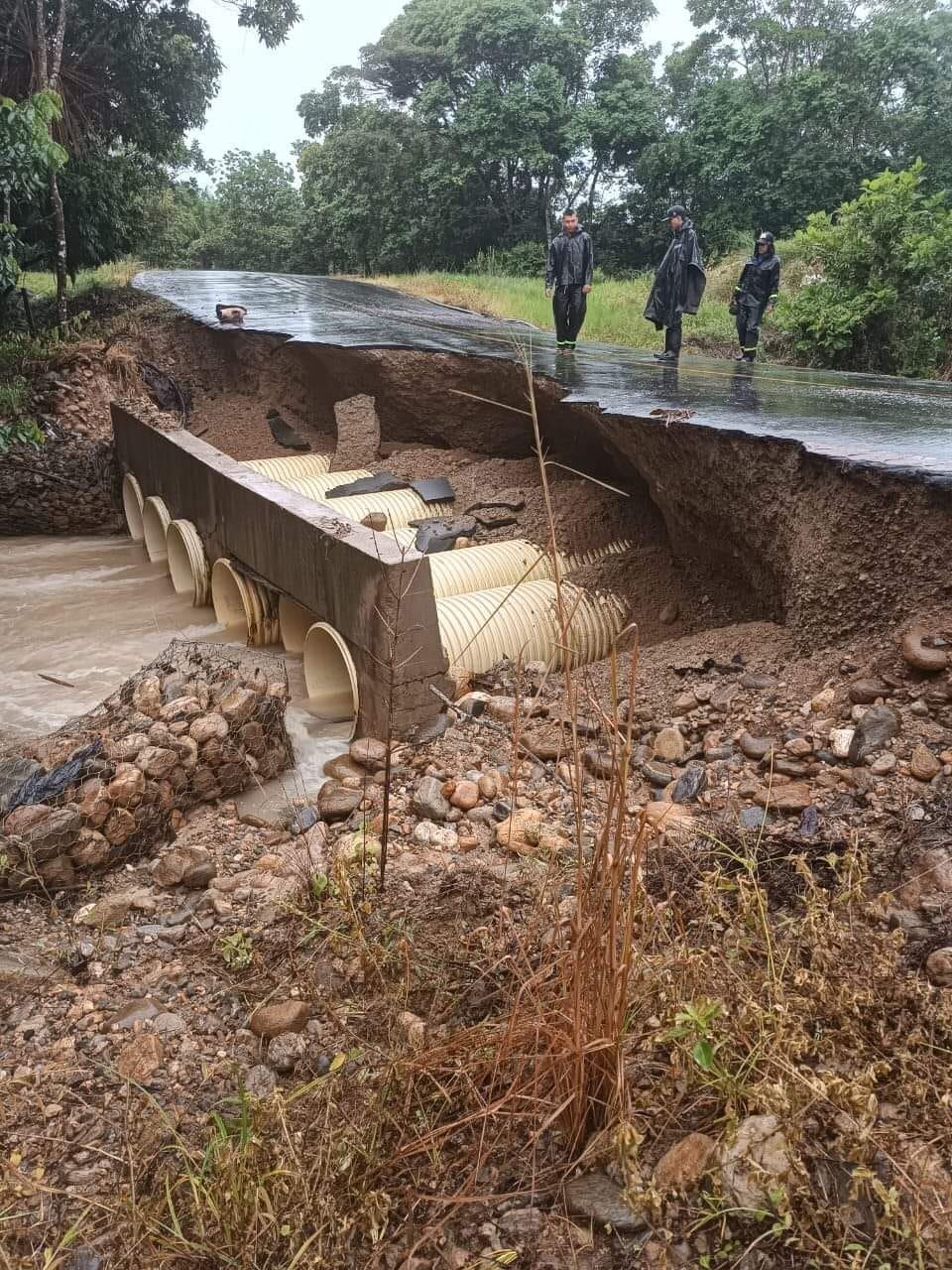 Se les solicita a los conductores que extremen precauciones al transitar por la zona afectada.