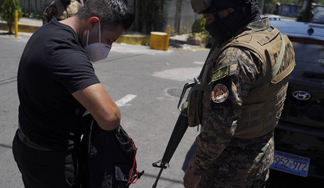 Requisas en medio del estado de excepción en El Salvador.            Foto: Getty 