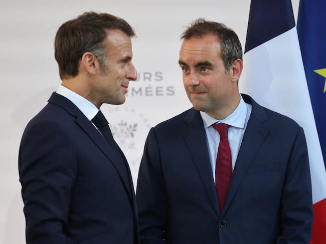 El presidente francés Emmanuel Macron y su nuevo primer ministro, Sebastien Lecornu.
(Foto: LUDOVIC MARIN/POOL/AFP via Getty Images)