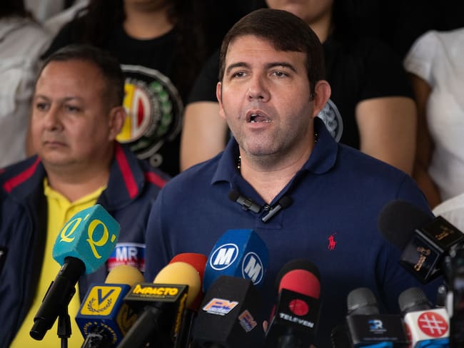 AME8059. CARACAS (VENEZUELA), 17/10/2023.- El candidato a las elecciones primarias opositoras del 22 de octubre, Carlos Prosperi, habla durante una rueda de prensa, hoy, en Caracas (Venezuela). Varios de los candidatos que se enfrentarán en las elecciones primarias de la oposición de Venezuela, previstas para el próximo domingo, 22 de octubre, criticaron este martes que aún no se haya llegado a un acuerdo político en caso de que quien resulte vencedor esté o sea posteriormente inhabilitado por la Contraloría para ejercer cargos públicos. EFE/ Rayner Peña R.