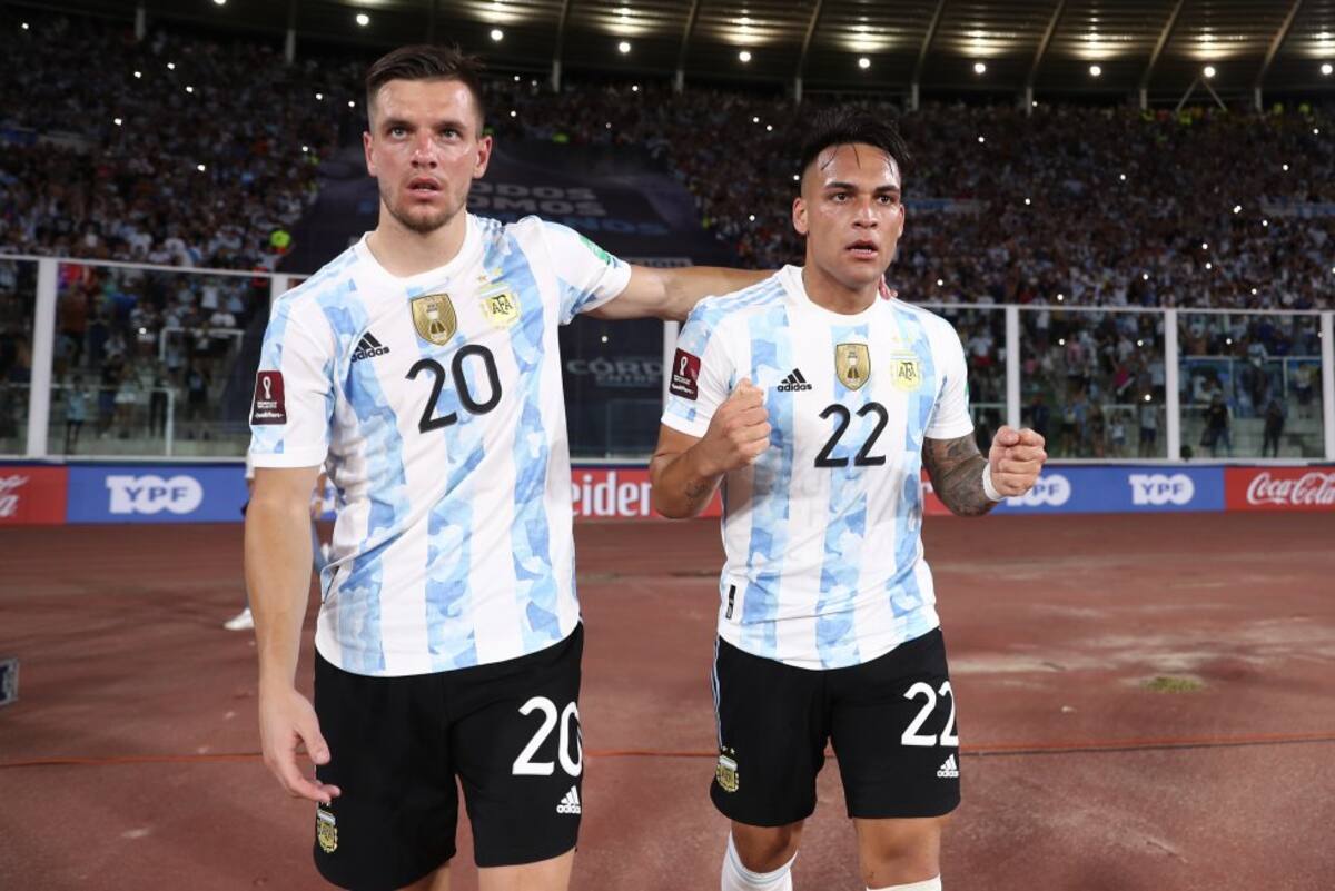 Lautaro Martínez festeja el 1-0 para Argentina.