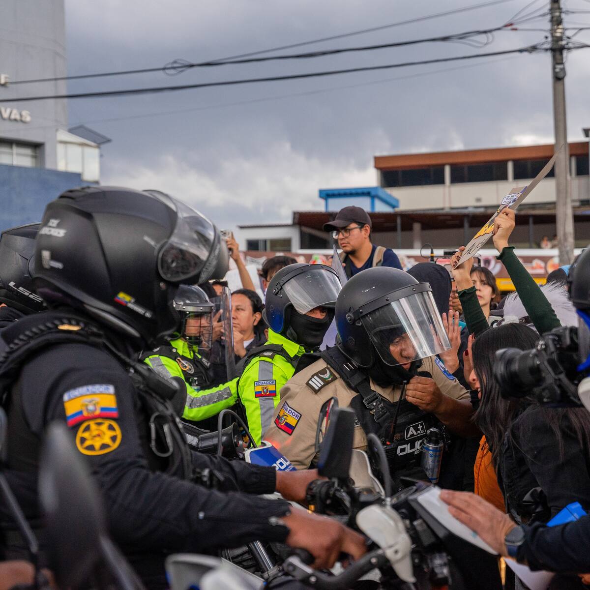 Protestas en Ecuador: Policía disuelve manifestaciones en Quito con gases lacrimógenos