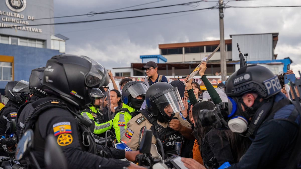 Protestas en Ecuador: Policía disuelve manifestaciones en Quito con gases lacrimógenos