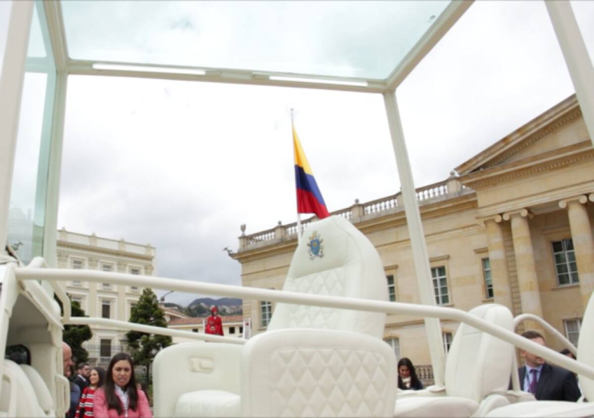 La presentación la hizo el propio presidente Juan Manuel Santos, quien recorrido la Plaza de Armas junto a 10 niños, con 10 palabras en sus camisetas que asegura llevarán al camino de la paz en Colombia.
