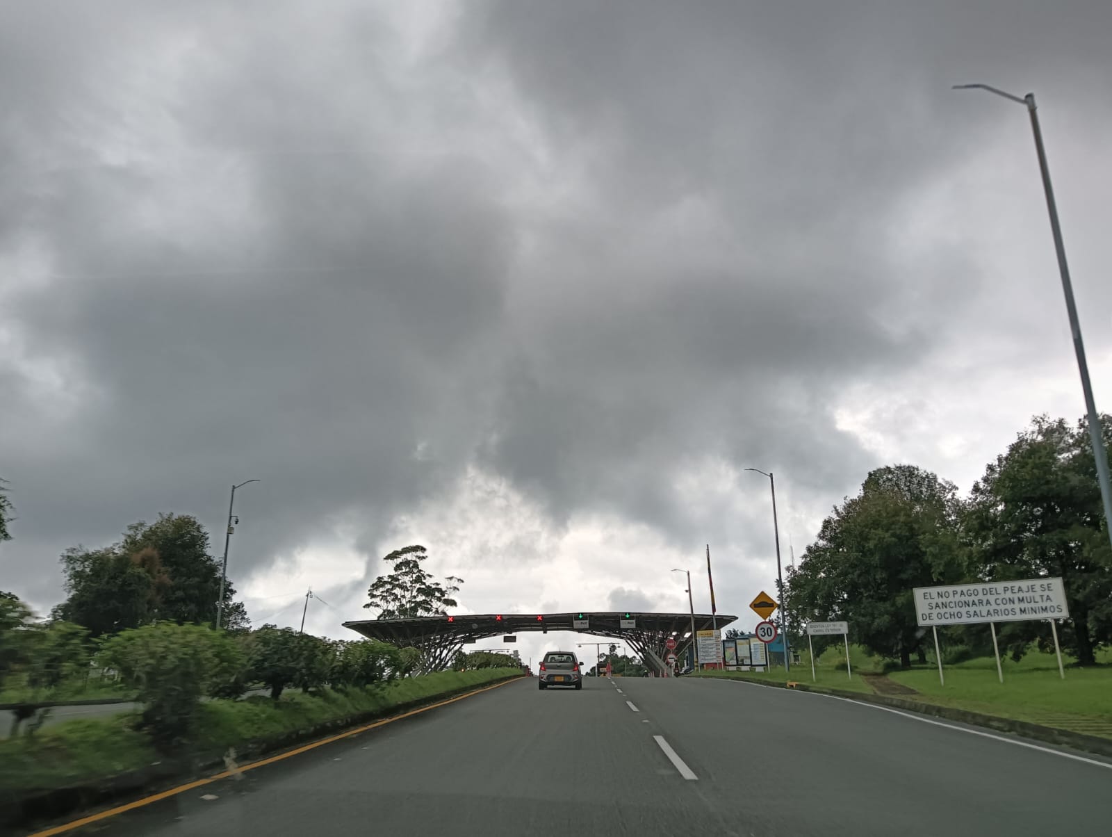 Días de cielo nublado y lluvias en Quindío, al fondo el peaje de Circasia en Autopistas del Café. Foto: Adrián Trejos