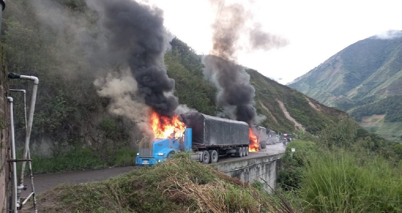 Tractomulas quemadas en Norte de Santander. Foto cortesía para Caracol Radio Cúcuta