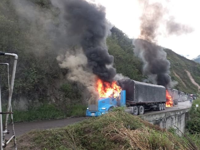 Tractomulas quemadas en Norte de Santander. Foto cortesía para Caracol Radio Cúcuta