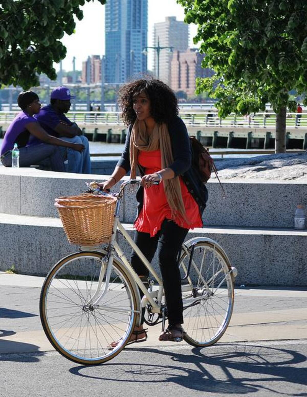 En la página cyclechicrepublic.com hay fotos de personas de diferentes ciudades del mundo que se han unido a la moda de movilizarse en bicicleta con estilo.