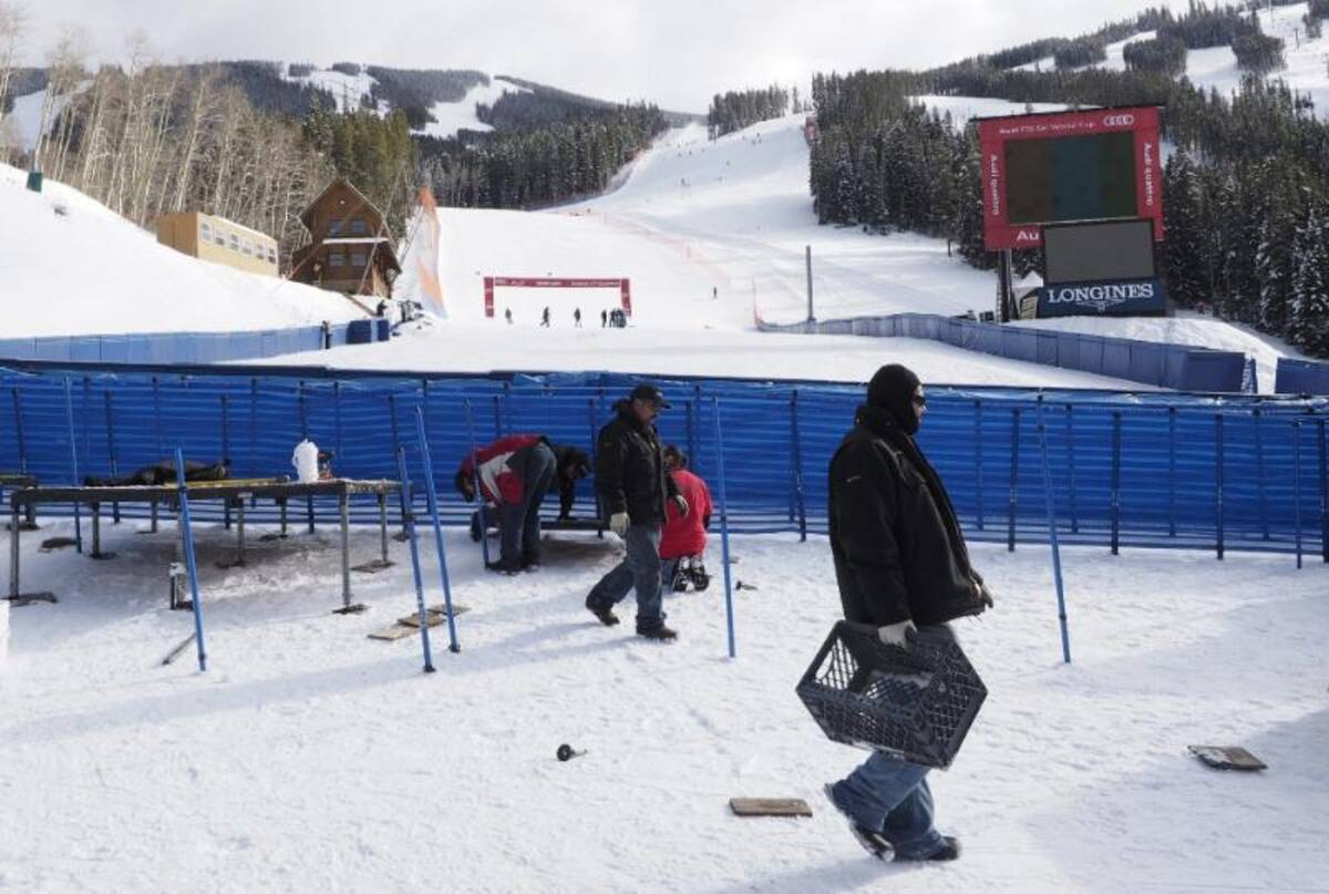 Trabajadores de la pista caminan alrededor de la meta  donde se llevará a cabo la Copa del Mundo de Esquí Alpino