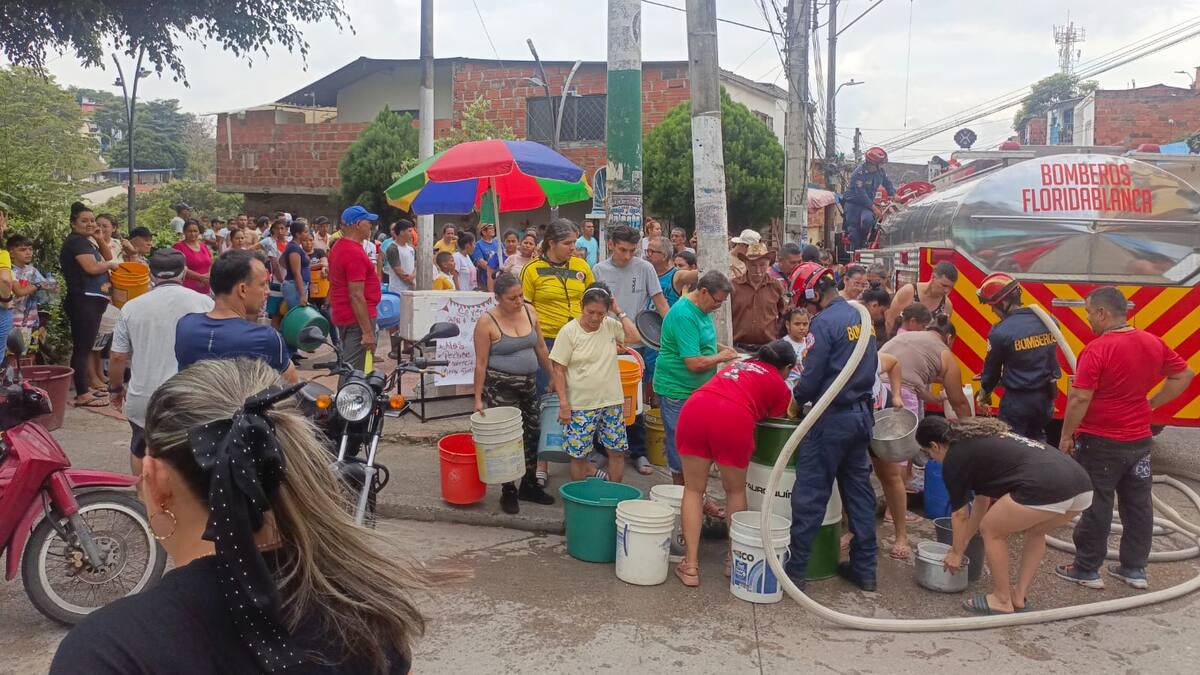 Carrotanques entregan agua en Floridablanca tras daño en tubo del acueducto