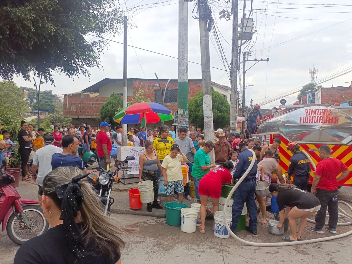 Carrotanques entregan agua en Floridablanca tras daño en tubo del acueducto