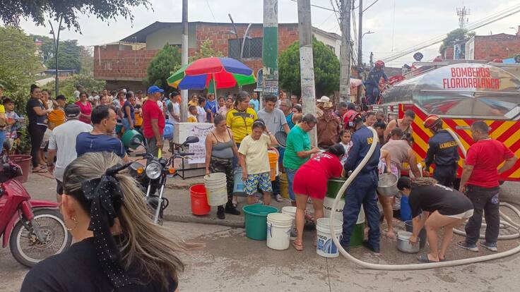 Carrotanques entregan agua en Floridablanca tras daño en tubo del acueducto