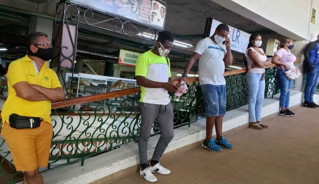 Filas por pico y cédula en centros comerciales