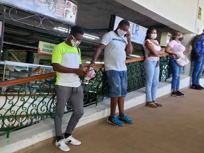 Filas por pico y cédula en centros comerciales