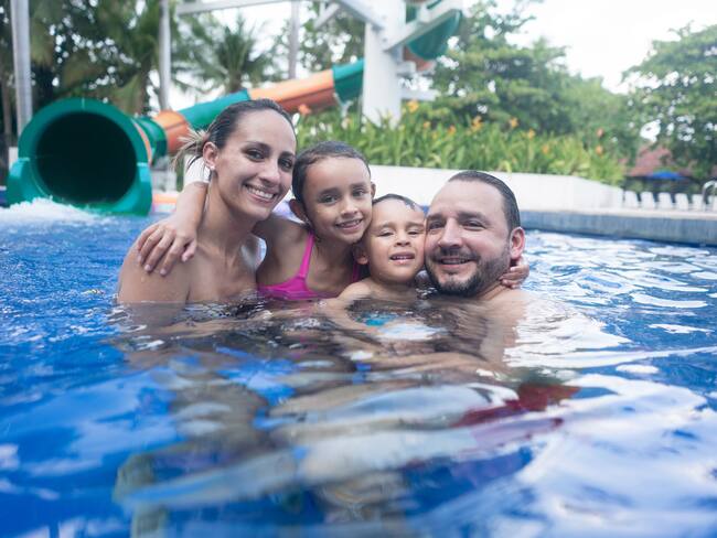 Familia disfrutando de un baño en piscina (Foto vía Getty Images)