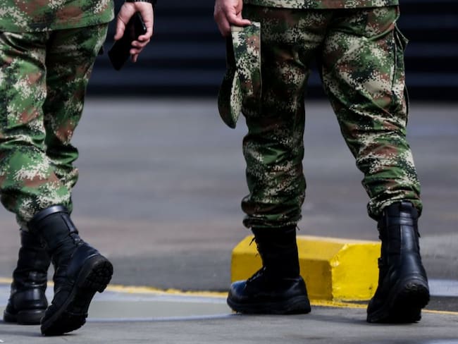 Oposición rechaza crear servicio militar obligatorio para mujeres