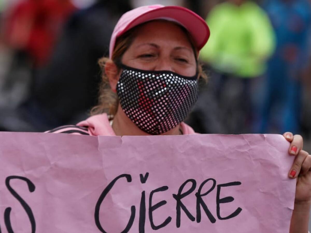 Frente al apartamento de Claudia López pidieron “no más cuarentena”