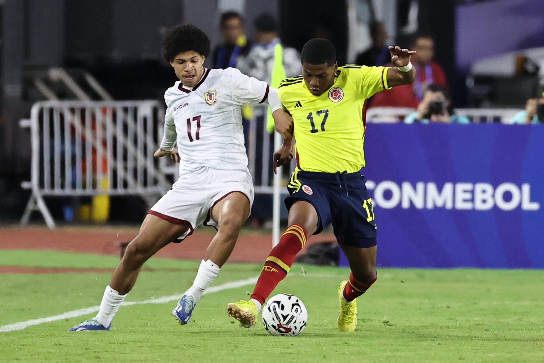 Duelo entre Colombia y Venezuela en el Torneo Preolímpico Sudamericano Sub-23 en el estadio Nacional Brígido Iriarte en Caracas (Venezuela). EFE/ Miguel Gutiérrez