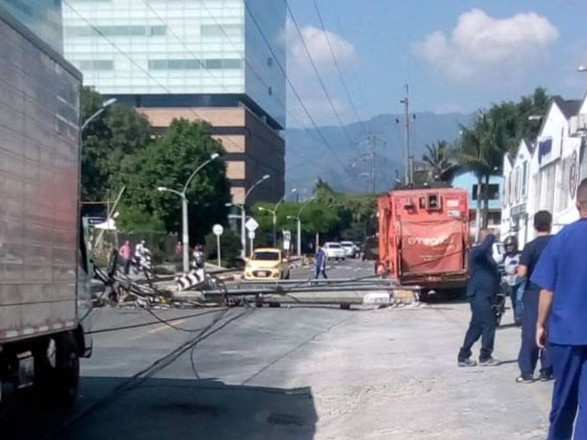 Camión de basura tumbó transformador y dejó sin energía al barrio Colombia