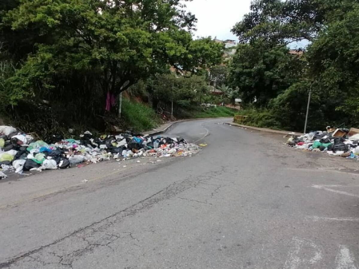 VIDEO: Habitantes de Lagos bloquearon las vías con basuras