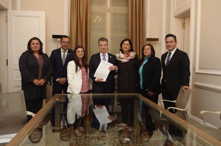 El presidente Santos firmó decreto para formalizar los cargos