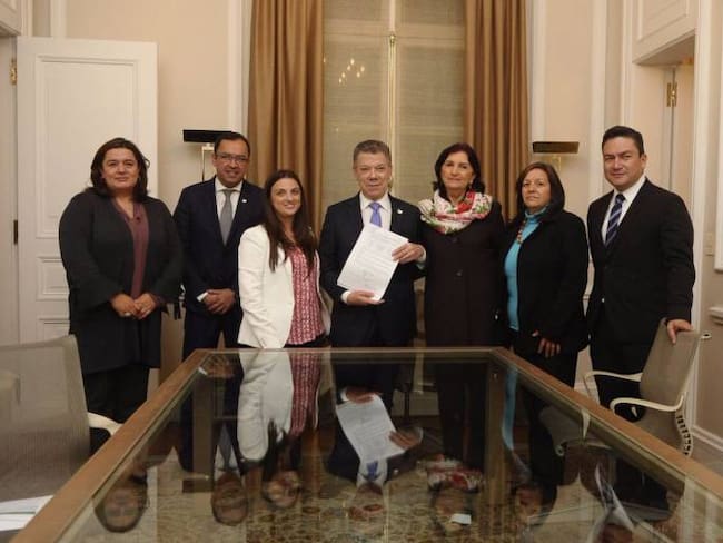 El presidente Santos firmó decreto para formalizar los cargos