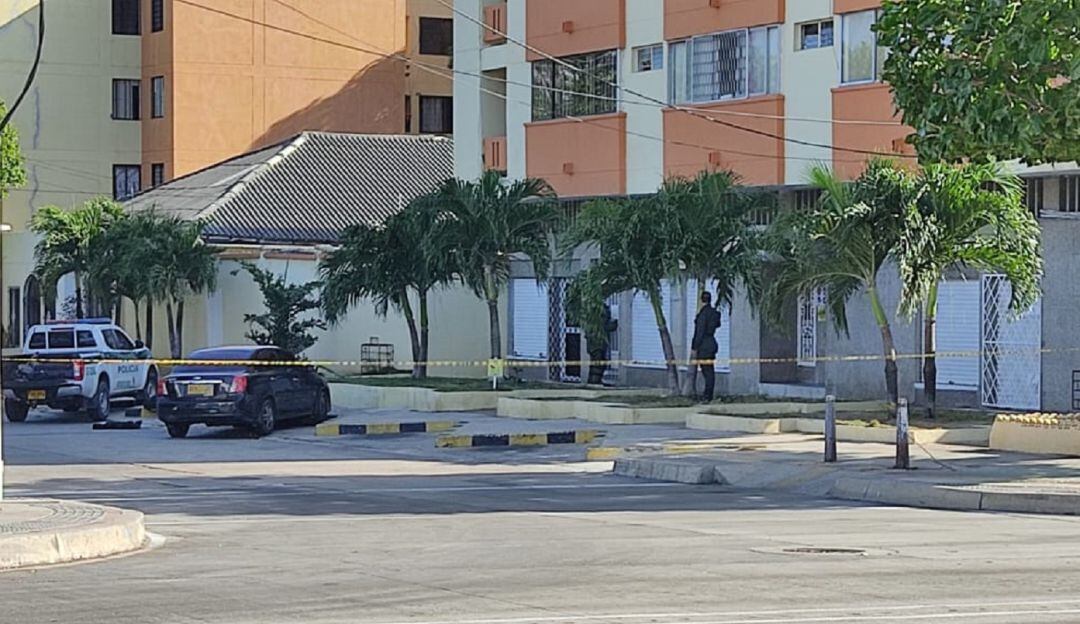 Unidades antiexplosivos retiran paquete sospechoso.