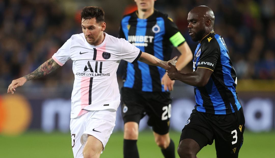 Éder Álvarez Balanta marca a Lionel Messi.