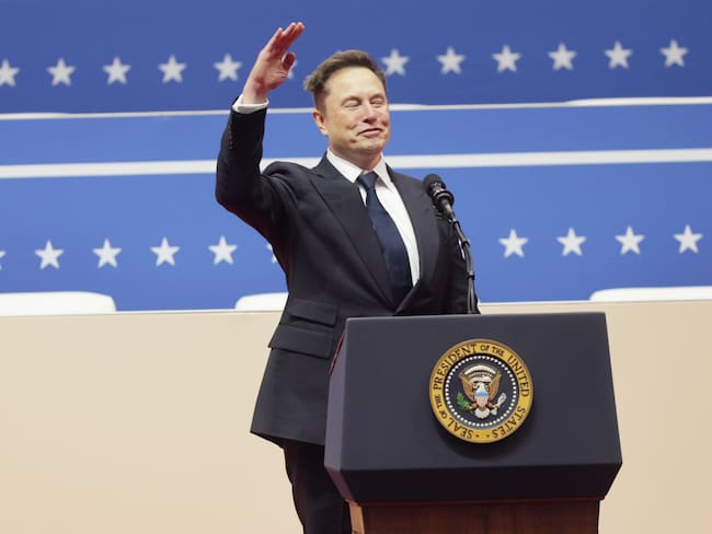 Washington (United States), 20/01/2025.- Tesla CEO Elon Musk gestures to the crowds at the Capitol One Arena after his address during inauguration ceremonies for US President Donald Trump in Washington, DC, USA, 20 January 2025. Trump was sworn in for a second term as president of the United States on 20 January. The presidential inauguration was held indoors due to extreme cold temperatures in DC. (Estados Unidos) EFE/EPA/ALLISON DINNER