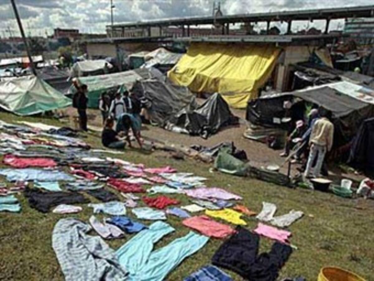 No más albergues para desplazados en Bogotá: Clara López