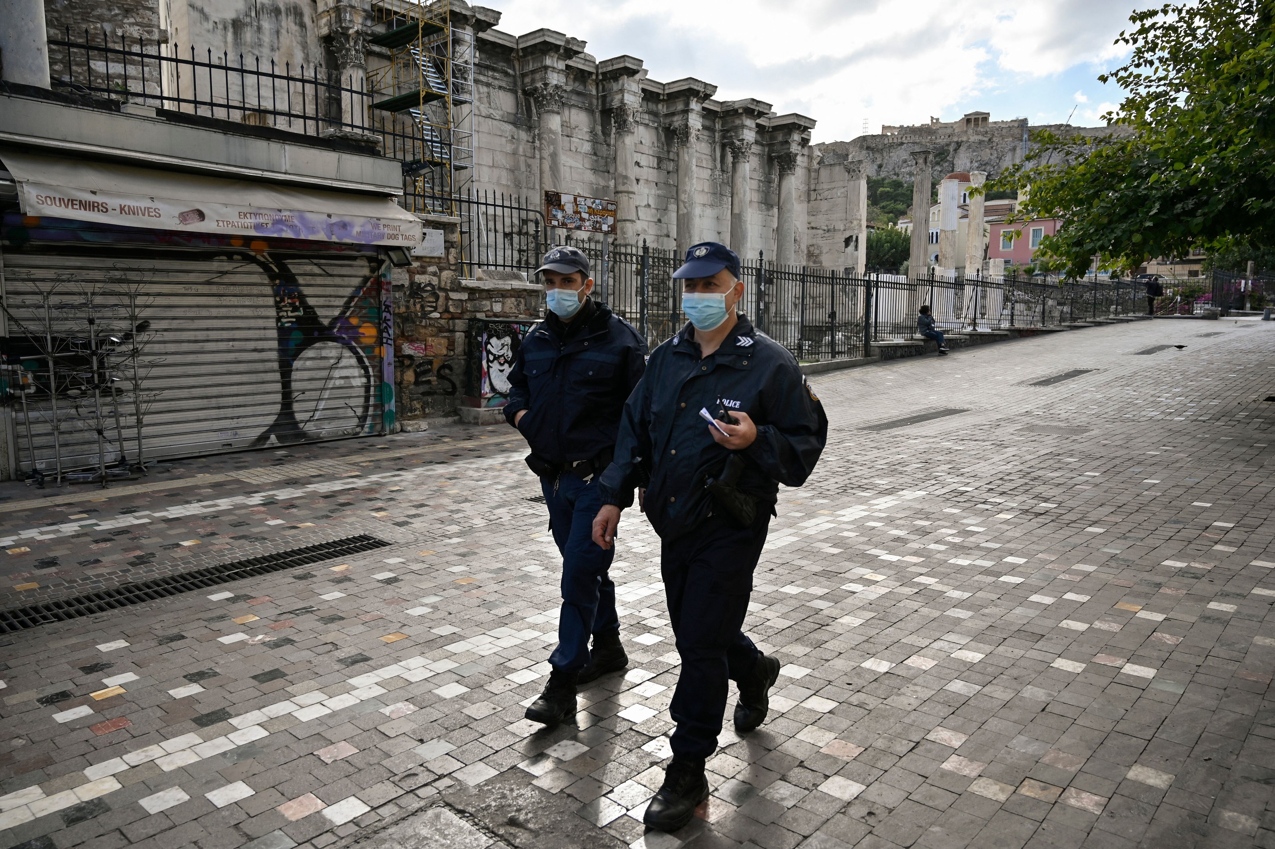 Patrulla policial en Grecia. 
(Foto: LOUISA GOULIAMAKI/AFP via Getty Images)