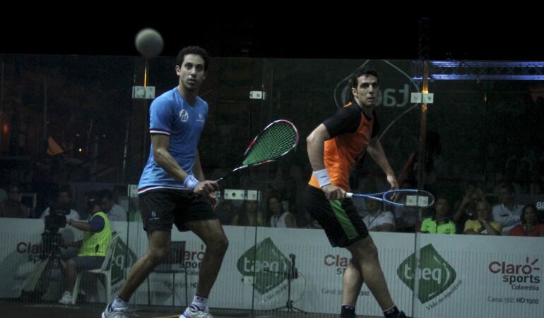 Tarek Momen (camiseta azul) y Omar Mosaad (camiseta naranja).