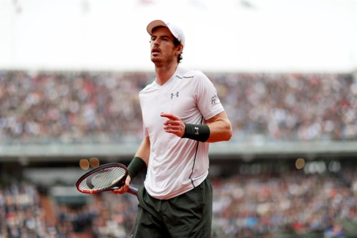 Andy Murray de Gran Bretaña reacciona como él juega contra Novak Djokovic de Serbia durante su fósforo solo final de la gente en el francés Abren el torneo de tenis en Roland Garros en París, Francia.