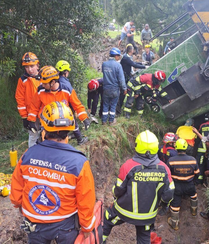 Los organismos de socorro trabajan para rescatar a las personas atrapadas. Foto | Gestión del Riesgo Paipa