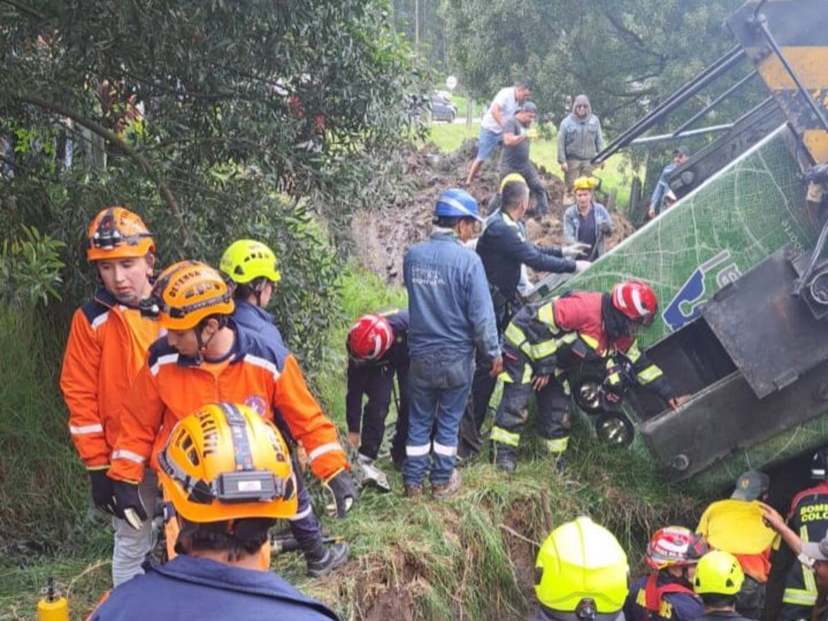 Emergencia en Paipa, Boyacá, por descarrilamiento de locomotora: hay dos personas atrapadas