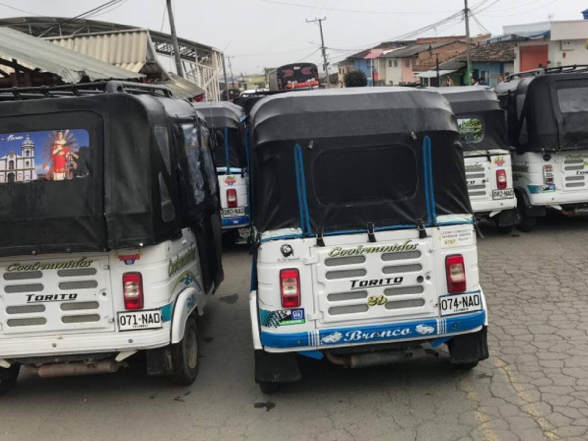 Motocarros bloquean vía a Buesaco